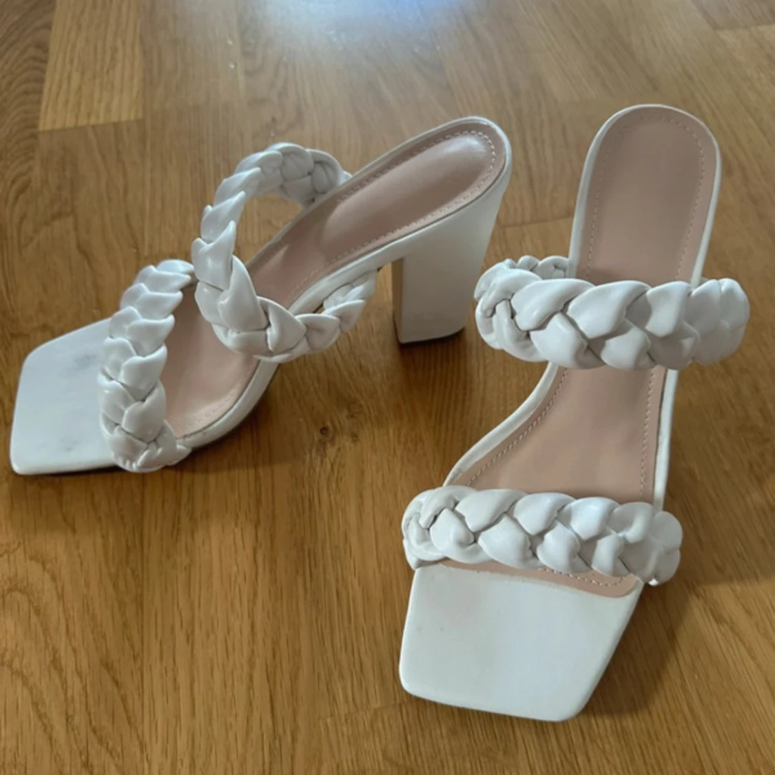 Vita sandaler med flätade remmar - 1