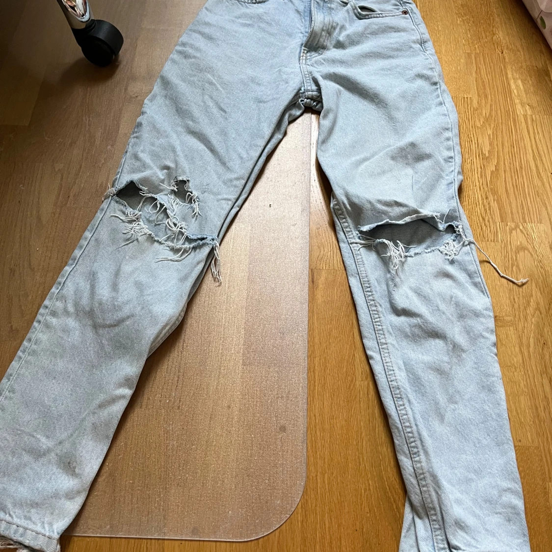 Ljusblå ripped jeans från Zara