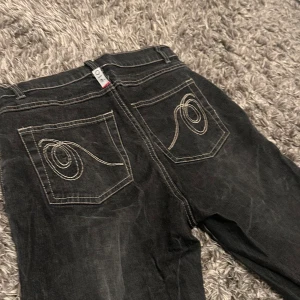 Jeans  - Säljer fina gråa jeans, highwaist och straight.