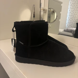 Jättefina Uggs! - Säljer dessa jättefina Uggs perfekta till vintern i storlek 39! Dem är vattentäta och helt oanvända, prislappen är kvar!💞köparen står alltid för frakten