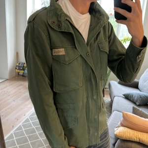Field Jacket  - Riktigt riktig fet perfekt till hösten, inga defekter. Skriv vid fundering 🙌