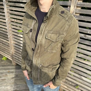 Field jacket/Safari jacka  - Säljer denna tvärfeta Field jacket från Abercrombie & fitch perfekt inför hösten🍁Personen på bilden är ca 180 cm och väger ca 75 kg. Tveka inte på att kontakta mig vid minsta fundering🙌