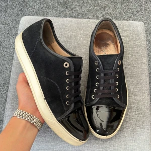 Lanvin - Säljer nu dessa sjuukt snygga lanvin patent cap toe! Size  Uk9 vilket motsvarar 43-44! Skick: 8/10! Hör av dig vid minsta lilla fundering🤩