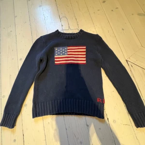 Ralph Lauren Icon - Säljer denna fina stickade Ralph Lauren tröjan med den Amerikanska flaggan på. Köpt för 2000kr på NK några år tillbaka, men nästan oanvänd. Priset kan självklart diskuteras. STORLEKEN ÄR M I BARNSTORLEK. Skulle nog passa någon 155-165 lång perfekt!
