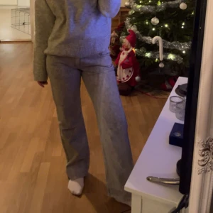 Gråa weekday jeans  - Säljer ett par jeans från weekday i storlek 30x32✨😇