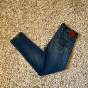 Replay anbass hyperflex slim fit jeans  - skick, inga märkvärda anmärkningar. storlek 30/32 mått kan sålklart skickas vid osäkerhet. En riktigt skön wash på dessa, riktigt mjuka och stretchiga i materialet. Postas antigen samma dag som köp eller dagen därpå, sänker priset 50kr vid snabb och smidig affär 💯🙌
