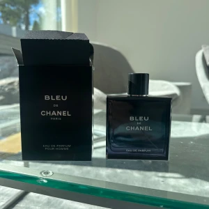 Parfym Bleu de Chanel Eau de Parfum Pour Homme - Säljer parfymer från min parfym samling. Kan ses i Nacka eller frakta varan.