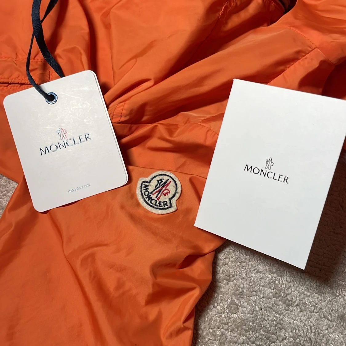 Orange vindjacka från Moncler - 2