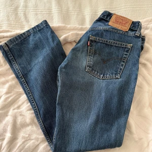 Levi’s jeans - Ett par gamla vintage Levi’s jeans med raka ben och låg midja. Längd 32