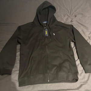 Polo kofta - Säljer en helt ny och oanvänd polo kofta, riktigt bra kvalite. Bra för sommar och vår så hör av er vid intresse eller frågor