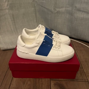 Valentino open [ljus blåa]. 41-42 - Tja säljer ett par schyssta valentino opens i storlek 41 men passar 42, nytt skick och är perfekta inför sommaren. Tveka inte att höra av er 😀