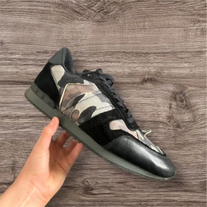 Valentino  Rockrunner – Storlek 40  - Valentino Camo Rockrunner – Storlek 40 👟✨  Säljer ett par exklusiva Valentino Rockrunner-sneakers i camo-design. 🏙️💥 Riktigt snygga och lyxiga skor med detaljer i läder, mocka och tyg – den perfekta mixen av streetwear och premiumkänsla! 🔥  ✔️ Storlek: 40 ✔️ Nypris: ca 6000 kr 💸 ✔️ Använt skick (se bild) 📸 ✔️ Det låga priset beror på osäkerhet kring äktheten 🔍  Snygga, bekväma och ett riktigt fynd! 🛍️ Kan hämtas i Linköping eller skickas mot fraktkostnad. 🚚  #valentino #rockrunner #sneakers #camo #lyx