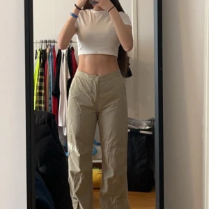 Calvin Klein Cargo byxor  - Jätte fina Calvin Klein låg midja cargo byxor, har använt de 1 gång och de är i väldigt bra kick. 