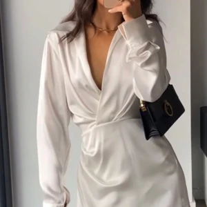 Vit satin klänning Zara - Vit klänning från Zara, aldrig använd! Har en defekt på baksidan syns på sista bilden. (ej mina 2 första bilder) 🤍 XS men funkar till S/M också beroende på hur man vill ha passformen  #zara #student #studentklänning #vitklänning