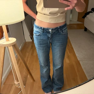 Blå jeans  - Super snygga blå jeans från hm, jag är 1,67