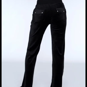 Juicy - Säljer mina Juicy Couture byxor i svart. Stl M men passar mig som bär S💕 Orginalpris:1200