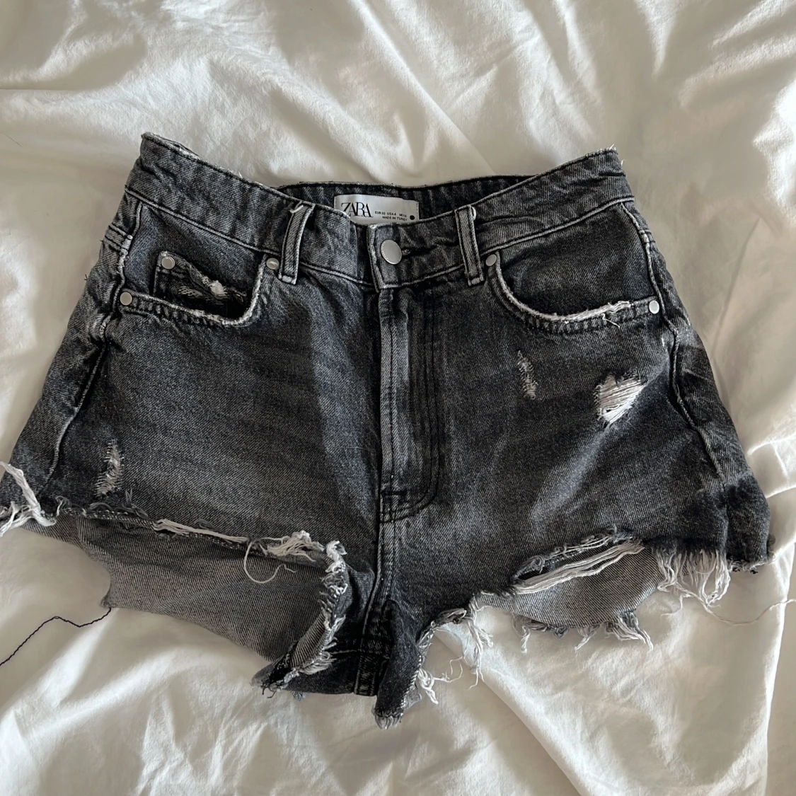 Svarta jeansshorts med fransar från ZARA