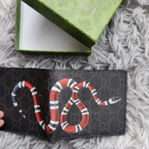 Svart plånbok med orm  - Säljer en svart plånbok 