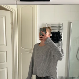 Grå ribbad croppad stickad tröja från Bik Bok - Säljer en grå ribbad croppad stickad tröja från Bik Bok i storlek xs. Tröjan har långa ärmar, rund halsringning. Enkel och stilren design som passar till mycket. 