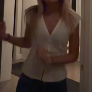 Vit weekday topp  - Säljer denna trendiga topp från weekday storlek 34