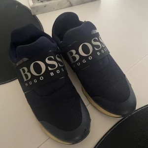Hugo boss skor - Mörkblåa hugo-boss skor. Storlek 39