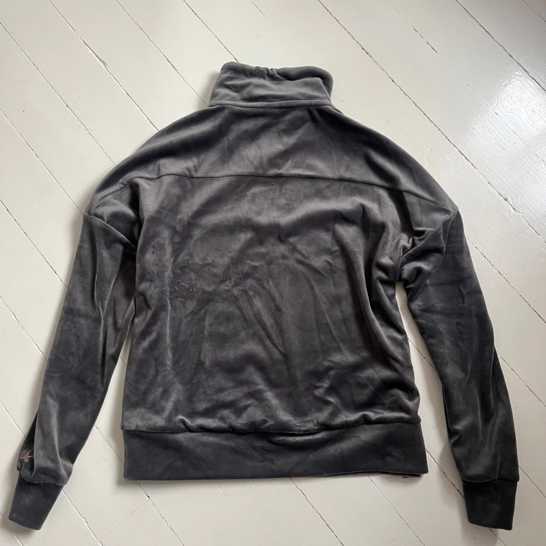 Mörkgrått mjukisset i velour - 2