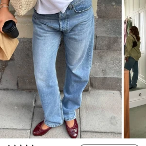 Ljusblå raka jeans med mellanhög midja - Säljer mina otroliga djerf avenue jeans med raka ben och medel midja. Jeansen har klassisk femficksdesign, gylf med dragkedja och knapp samt en liten broderad detalj på bakfickan. Perfekta till vardags och lätta att styla. Säljer pga att de är förstora, älskar annars dessa jeans en helt perfekt modell!! Ord pris ör 1500 kr men säljer de för 500 kr. 
