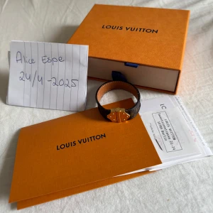 Louis Vuitton Monogram armband 17 - Louis Vuitton armband i läder storlek 17. I mycket fint skick utan defekter eller andra anmärkningar. Använt men väl omhändertaget som synes. Kvitto och låda medföljer! Och innan ni frågar, ja armbandet är självklart äkta, kvitto från LV butiken i Berlin MEDFÖLJER.