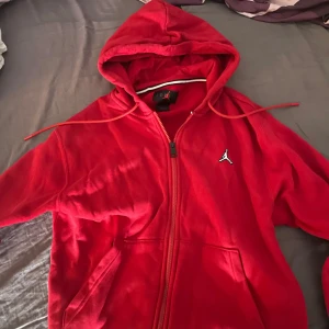 Röd Air Jordan Hoodie - skick 9,5/10. Storlek L passar perfekt är 180cm 75kg. Använt den kanske 3-4 gånger så inga defekter alls på den. Nypris på zalando 1200