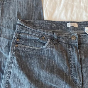Grå raka jeans - Gråa jeans i strl 44/L från ”BONITA”. Jag säljer jeansen för dom var lite för stora på mig som vanligtvis brukar ha M. Dom passar bra i längden på mig och jag är runt 167cm!💞
