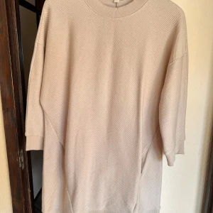 Beige oversized tröja från COS - Säljer en beige oversized tröja från COS i 100% bomull. Tröjan har rund halsringning, långa ärmar och en enkel, stilren design. Perfekt för lager-på-lager och passar till många olika stilar.