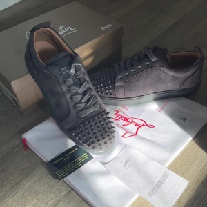 Christian Louboutin - Säljer mina gråa loubs i helt ny skicka, allt följer med från taggar,kvitto och original kartong, skickas ut så snabbt man köper. Hör va dig om du är  intresserade eller har några funderingar