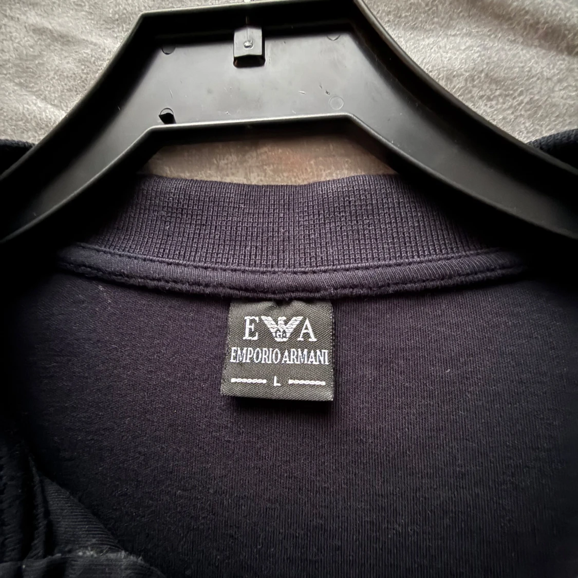 Svart paisleymönstrad pikétröja från Armani Jeans - 4