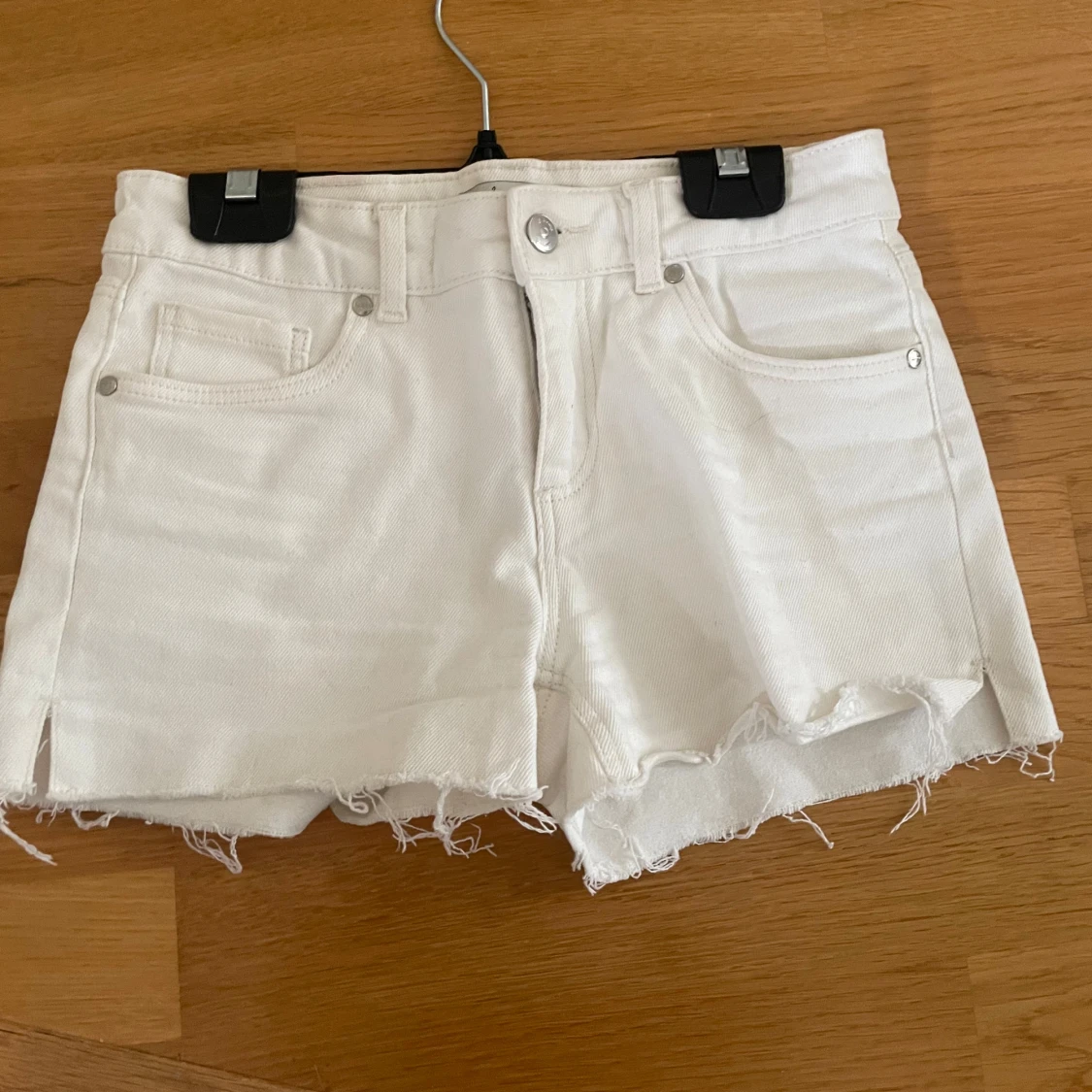 Vita jeansshorts med fransar - 2