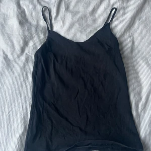 Svart linnetopp från Lager 157 - Svart linnetopp från lager 157 med tunna axelband. 💕