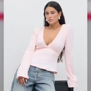 Rosa knyttopp från Gina Tricot - Söt knytning där bak, v ringning och långa armar. Super skön och fin! Passar även S.