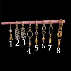 Guldiga örhängen  - Guldiga örhängen- Skriv siffran på de/ dom örhängena du vill köpa. Om du köper ett örhänge kan du bara skriva siffran till mig och köpa direkt, vill du köpa flera (eller ett par av en siffra) så skriver du vilka siffror så justerar jag priset. Alla örhängen på bilden är styck men går som sagt att köpa par. Köper du bokstavs örhängen skriv även med bokstav då. Handgjorda, nickelfria, rostfria. (Bokstaven på bokstavs örhänget är gjord i akryl)