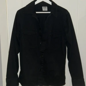 Overshirt med knappar - Tja säljer nu denna feta overshirten med knappar och fickor på bröstet! Den är i storlek S och passar riktigt bra med en skjorta under. Hör av er vid frågor!