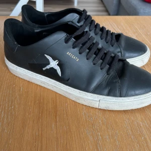 Axel Arigato Clean 90 sneakers - Säljer dessa feta Arigato skor som är SLUTSÅLDA överallt! Nypris på dom ligger på runt 2800-3000. Vid frågor eller funderingar är det bara att höra av sig! Pris går att diskutera vid en snabb affär! Tvättas självklart innan frakt!