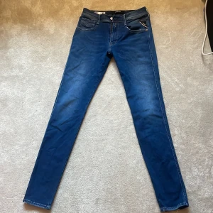 Blå jeans från Replay - Säljer ett par blå jeans från Replay. Är ca 188 lång