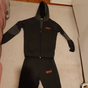 Svart hoodie och byxor från Hugo Boss - Säljer ett svart set från Hugo Boss priset kan diskuteras 