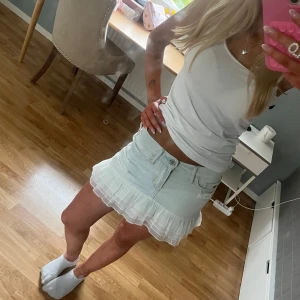 Jeans kjol - Intressekoll på denna JÄTTESNYGGA JEANS KJOL!!💕Lånade bilder. Funderar på att sälja den för att den inte passar💕💕