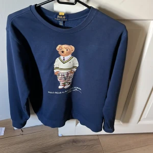 Ralph lauren tröja  - Säljer en fet tröja ifrån Ralph lauren! Storlek Xs men passar även S. Den är som ny i skicket. Inga defekter alls! Säljer pga den är för liten. Dm om tankar å frågor.  