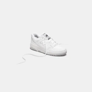 Vita sneakers från New Balance - Säljer ett par helvita sneakers från New Balance med klassisk design.kom privat för mer bilder🥰