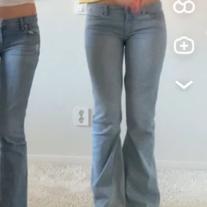 Ljusblå bootcut jeans - snygga ljusblå jeans som jag sytt bootcut och lågmidjat. bra skick men därav priset!! skric privat för fler bilder ❤️