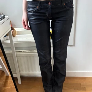 Svarta bootcut skinnbyxor - Svarta bootcut skinnbyxor, det finns cirka 5 cm att lägga ner längden mer