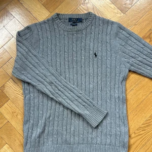 Polo kabelstickad - Polo ralph lauren| storlek M| fint skick inga defekter| grå| lite smutsig men går bort i tvätten| skriv vid minsta fråga