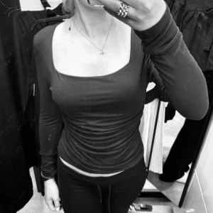 Svart långärmad topp - Säljer en svart långärmad topp, Toppen har tight passform och är tillverkad i ett stretchigt material som sitter super fint på. Aldrig använd!! Storlek xs men passar även s, pris: 150kr🤍🤍