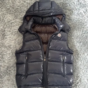 Moncler Bormes Gilet Väst (2022 årsmodell) - Storlek: 5 (L/XL, passar bra på mig som 181) Skick: 9/10 Nypris: 13935kr Pris: 6290kr Frakt: (hemlevererat spårbart)📦  Tveka inte att höra av dig vid minsta frågan! Man får 5% RABATT när följer NordqvistFashionCloset på Instagram samt här på plick!!😊Mvh Wilgot