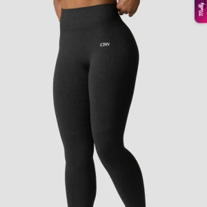 Svarta tights från ICANIWILL - Säljer ett par svarta tights från ICANIWILL med hög midja och diskret logga framtill. Tightsen är stretchiga och sitter tight, perfekta för träning eller gym. Bekväma och stilrena med en enkel design. Bara använda en gång, nypris 800 säljs för 400🥰